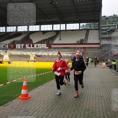 07.12.2025 - St. Pauli X-Mass-Run No. 15 Fabian Wolf http://msf.ph/oto/9397233 07.12.2025 10:43:58 Ziel 32, 179, 2499, 2767, 2950, 2955, 3100, 4254, 4255 meine-sportfotos.de