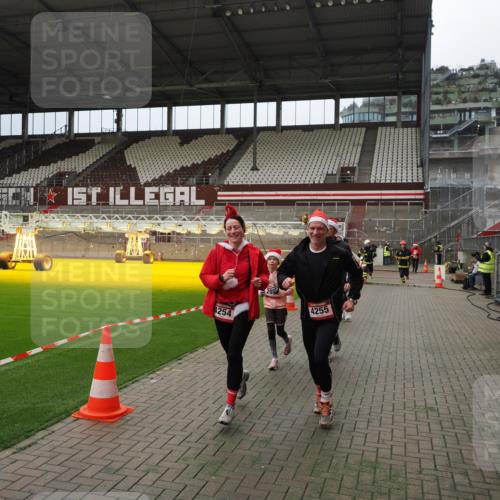 07.12.2025 - St. Pauli X-Mass-Run No. 15 Fabian Wolf http://msf.ph/oto/9397234 07.12.2025 10:43:58 Ziel 32, 179, 2499, 2767, 2950, 2955, 3100, 4254, 4255 meine-sportfotos.de