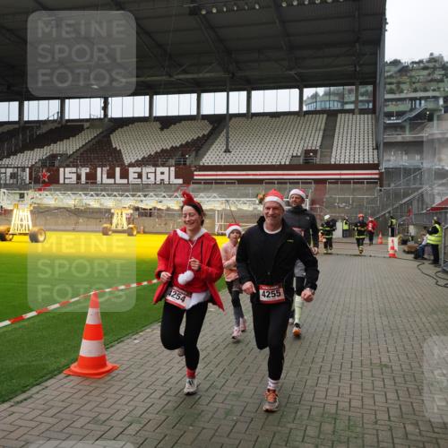 07.12.2025 - St. Pauli X-Mass-Run No. 15 Fabian Wolf http://msf.ph/oto/9397235 07.12.2025 10:43:58 Ziel 32, 179, 2499, 2767, 2950, 2955, 3100, 4254, 4255 meine-sportfotos.de
