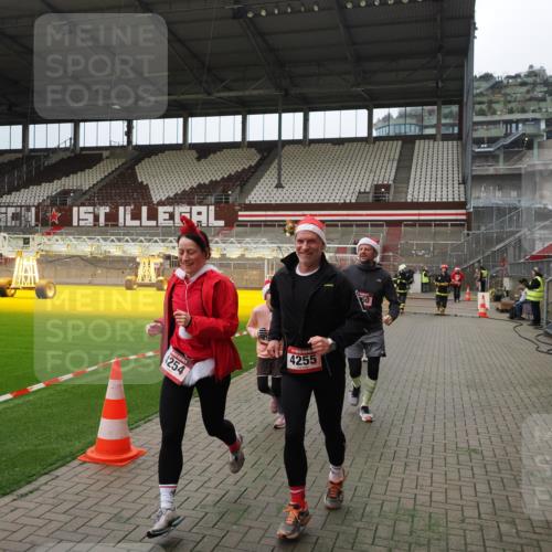 07.12.2025 - St. Pauli X-Mass-Run No. 15 Fabian Wolf http://msf.ph/oto/9397236 07.12.2025 10:43:58 Ziel 32, 179, 2499, 2767, 2950, 2955, 3100, 4254, 4255 meine-sportfotos.de