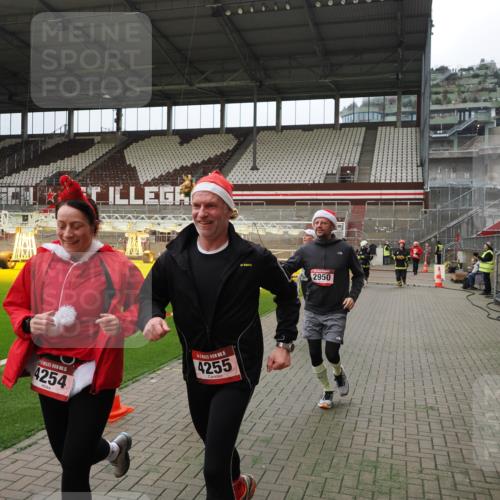 07.12.2025 - St. Pauli X-Mass-Run No. 15 Fabian Wolf http://msf.ph/oto/9397238 07.12.2025 10:43:59 Ziel 32, 179, 1651, 2499, 2950, 2955, 3100, 4254, 4255 meine-sportfotos.de