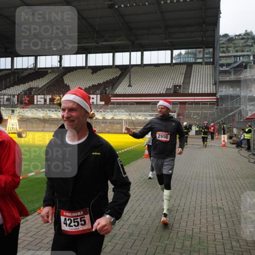 07.12.2025 - St. Pauli X-Mass-Run No. 15 Fabian Wolf http://msf.ph/oto/9397239 07.12.2025 10:43:59 Ziel 32, 179, 1651, 2499, 2950, 2955, 3100, 4254, 4255 meine-sportfotos.de