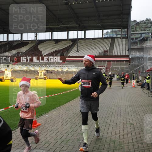 07.12.2025 - St. Pauli X-Mass-Run No. 15 Fabian Wolf http://msf.ph/oto/9397241 07.12.2025 10:43:59 Ziel 32, 179, 1651, 2499, 2950, 2955, 3100, 4254, 4255 meine-sportfotos.de