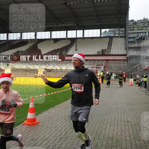 07.12.2025 - St. Pauli X-Mass-Run No. 15 Fabian Wolf http://msf.ph/oto/9397242 07.12.2025 10:43:59 Ziel 32, 179, 1651, 2499, 2950, 2955, 3100, 4254, 4255 meine-sportfotos.de