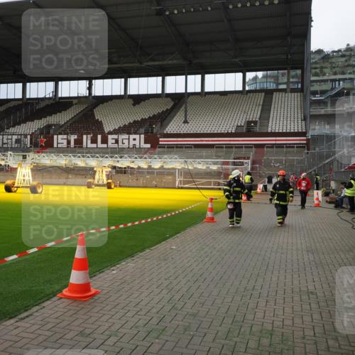 07.12.2025 - St. Pauli X-Mass-Run No. 15 Fabian Wolf http://msf.ph/oto/9397256 07.12.2025 10:44:03 Ziel 32, 179, 1651, 2499, 2950, 2955, 3012, 4254, 4255 meine-sportfotos.de