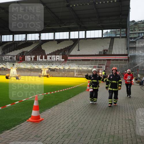 07.12.2025 - St. Pauli X-Mass-Run No. 15 Fabian Wolf http://msf.ph/oto/9397266 07.12.2025 10:44:06 Ziel 32, 179, 1651, 2499, 2950, 2955, 3012, 4254, 4255 meine-sportfotos.de