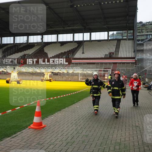 07.12.2025 - St. Pauli X-Mass-Run No. 15 Fabian Wolf http://msf.ph/oto/9397269 07.12.2025 10:44:07 Ziel 32, 179, 1651, 1948, 2499, 2950, 2955, 3012, 4254, 4255 meine-sportfotos.de