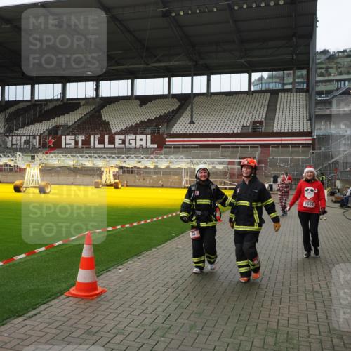 07.12.2025 - St. Pauli X-Mass-Run No. 15 Fabian Wolf http://msf.ph/oto/9397273 07.12.2025 10:44:08 Ziel 32, 179, 1651, 1947, 1948, 2499, 2950, 2955, 3012, 4254, 4255 meine-sportfotos.de