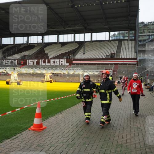 07.12.2025 - St. Pauli X-Mass-Run No. 15 Fabian Wolf http://msf.ph/oto/9397274 07.12.2025 10:44:08 Ziel 32, 179, 1651, 1947, 1948, 2499, 2950, 2955, 3012, 4254, 4255 meine-sportfotos.de