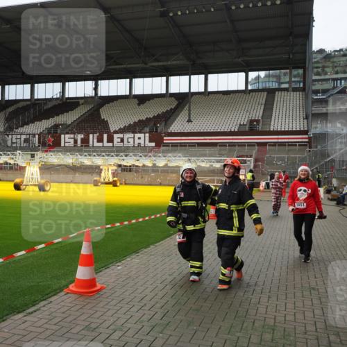 07.12.2025 - St. Pauli X-Mass-Run No. 15 Fabian Wolf http://msf.ph/oto/9397275 07.12.2025 10:44:08 Ziel 32, 179, 1651, 1947, 1948, 2499, 2950, 2955, 3012, 4254, 4255 meine-sportfotos.de