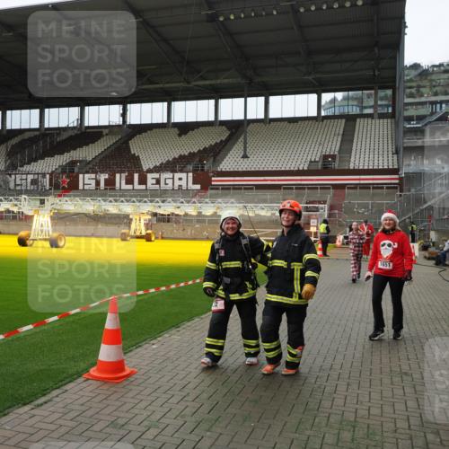 07.12.2025 - St. Pauli X-Mass-Run No. 15 Fabian Wolf http://msf.ph/oto/9397276 07.12.2025 10:44:08 Ziel 32, 179, 1651, 1947, 1948, 2499, 2950, 2955, 3012, 4254, 4255 meine-sportfotos.de