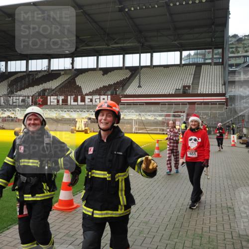 07.12.2025 - St. Pauli X-Mass-Run No. 15 Fabian Wolf http://msf.ph/oto/9397287 07.12.2025 10:44:10 Ziel 32, 179, 1651, 1947, 1948, 2499, 2950, 2955, 3012, 4254, 4255 meine-sportfotos.de