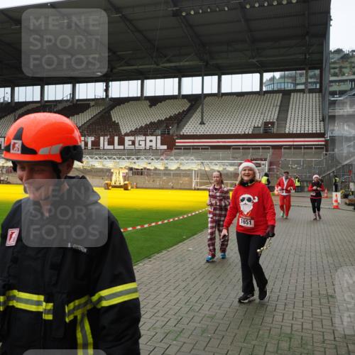 07.12.2025 - St. Pauli X-Mass-Run No. 15 Fabian Wolf http://msf.ph/oto/9397291 07.12.2025 10:44:11 Ziel 32, 179, 1651, 1947, 1948, 2499, 2950, 2955, 3012 meine-sportfotos.de