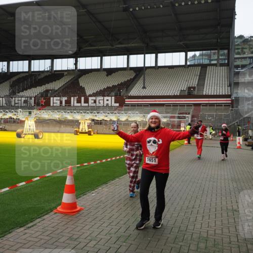 07.12.2025 - St. Pauli X-Mass-Run No. 15 Fabian Wolf http://msf.ph/oto/9397294 07.12.2025 10:44:12 Ziel 32, 179, 1651, 1947, 1948, 2499, 3012 meine-sportfotos.de