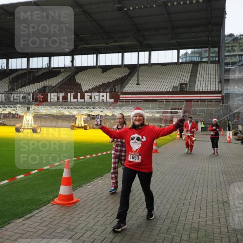 07.12.2025 - St. Pauli X-Mass-Run No. 15 Fabian Wolf http://msf.ph/oto/9397295 07.12.2025 10:44:12 Ziel 32, 179, 1651, 1947, 1948, 2499, 3012 meine-sportfotos.de