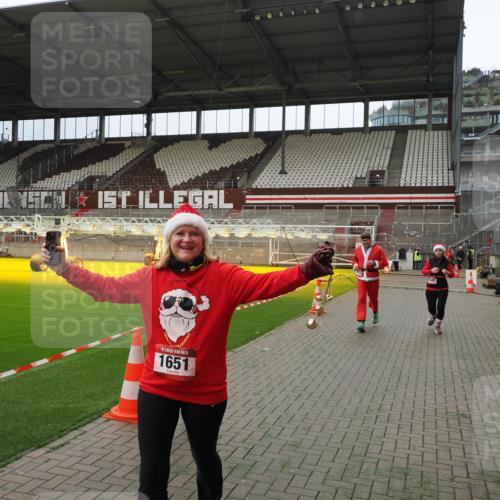 07.12.2025 - St. Pauli X-Mass-Run No. 15 Fabian Wolf http://msf.ph/oto/9397300 07.12.2025 10:44:13 Ziel 32, 179, 1651, 1947, 1948, 2499, 3012 meine-sportfotos.de