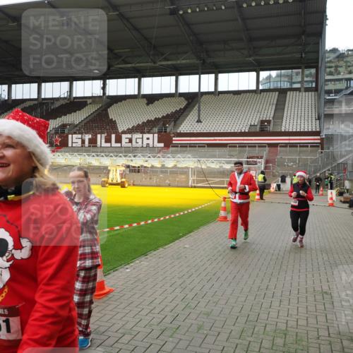 07.12.2025 - St. Pauli X-Mass-Run No. 15 Fabian Wolf http://msf.ph/oto/9397304 07.12.2025 10:44:14 Ziel 32, 179, 1651, 1947, 1948, 3012 meine-sportfotos.de