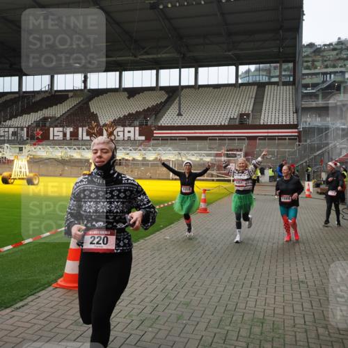 07.12.2025 - St. Pauli X-Mass-Run No. 15 Fabian Wolf http://msf.ph/oto/9397329 07.12.2025 10:44:25 Ziel 220, 571, 1051, 1059, 1060, 1089, 1421, 1947, 1948, 2357, 2359 meine-sportfotos.de