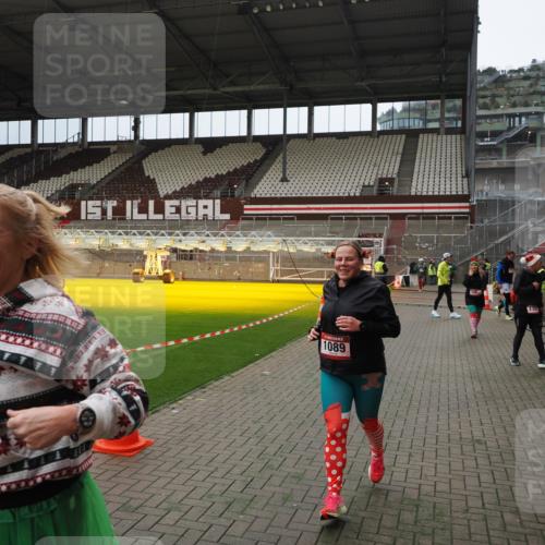 07.12.2025 - St. Pauli X-Mass-Run No. 15 Fabian Wolf http://msf.ph/oto/9397339 07.12.2025 10:44:27 Ziel 220, 571, 1051, 1059, 1060, 1089, 1421, 1947, 1948, 2357, 2359 meine-sportfotos.de