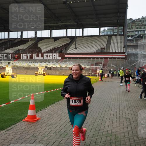 07.12.2025 - St. Pauli X-Mass-Run No. 15 Fabian Wolf http://msf.ph/oto/9397341 07.12.2025 10:44:27 Ziel 220, 571, 1051, 1059, 1060, 1089, 1421, 1947, 1948, 2357, 2359 meine-sportfotos.de