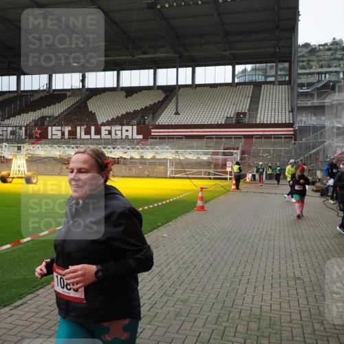07.12.2025 - St. Pauli X-Mass-Run No. 15 Fabian Wolf http://msf.ph/oto/9397343 07.12.2025 10:44:27 Ziel 220, 571, 1051, 1059, 1060, 1089, 1421, 1947, 1948, 2357, 2359 meine-sportfotos.de