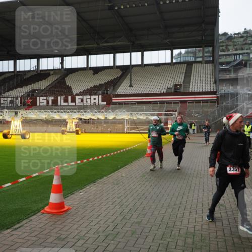 07.12.2025 - St. Pauli X-Mass-Run No. 15 Fabian Wolf http://msf.ph/oto/9397355 07.12.2025 10:44:34 Ziel 220, 571, 1051, 1059, 1060, 1089, 1421, 2321, 2325, 2357, 2359, 3132 meine-sportfotos.de