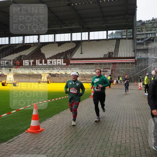 07.12.2025 - St. Pauli X-Mass-Run No. 15 Fabian Wolf http://msf.ph/oto/9397358 07.12.2025 10:44:35 Ziel 220, 571, 1051, 1059, 1060, 1089, 1421, 2321, 2325, 2357, 2359, 3132 meine-sportfotos.de