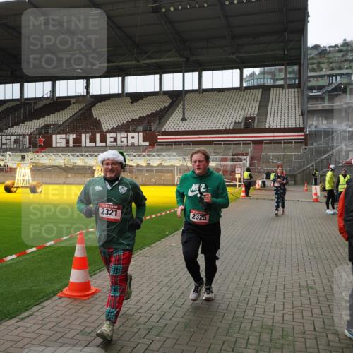 07.12.2025 - St. Pauli X-Mass-Run No. 15 Fabian Wolf http://msf.ph/oto/9397361 07.12.2025 10:44:36 Ziel 220, 571, 1051, 1059, 1060, 1421, 2321, 2325, 2357, 2359, 3132 meine-sportfotos.de