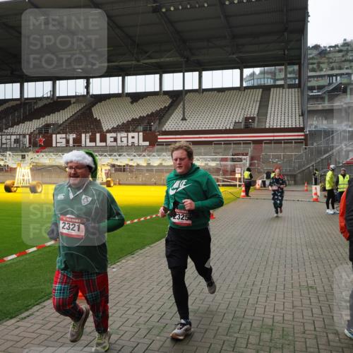 07.12.2025 - St. Pauli X-Mass-Run No. 15 Fabian Wolf http://msf.ph/oto/9397362 07.12.2025 10:44:36 Ziel 220, 571, 1051, 1059, 1060, 1421, 2321, 2325, 2357, 2359, 3132 meine-sportfotos.de