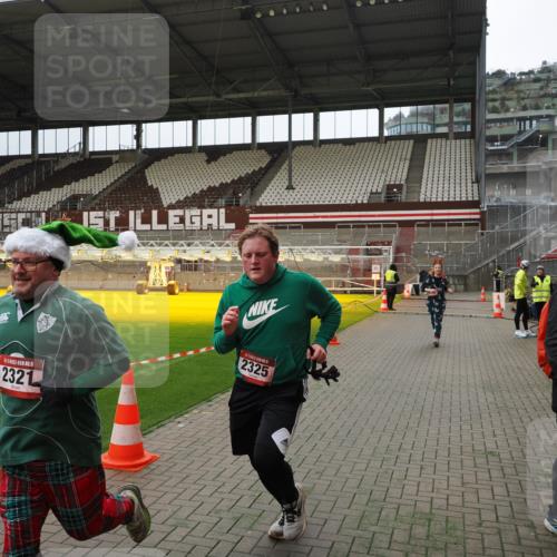 07.12.2025 - St. Pauli X-Mass-Run No. 15 Fabian Wolf http://msf.ph/oto/9397363 07.12.2025 10:44:36 Ziel 220, 571, 1051, 1059, 1060, 1421, 2321, 2325, 2357, 2359, 3132 meine-sportfotos.de