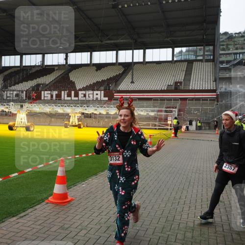 07.12.2025 - St. Pauli X-Mass-Run No. 15 Fabian Wolf http://msf.ph/oto/9397376 07.12.2025 10:44:40 Ziel 571, 1060, 1421, 2321, 2325, 3132 meine-sportfotos.de