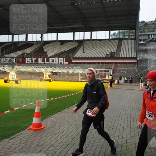 07.12.2025 - St. Pauli X-Mass-Run No. 15 Fabian Wolf http://msf.ph/oto/9397381 07.12.2025 10:44:41 Ziel 2321, 2325, 3132 meine-sportfotos.de