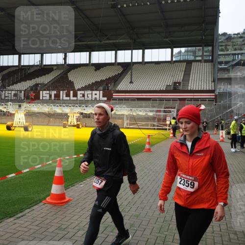 07.12.2025 - St. Pauli X-Mass-Run No. 15 Fabian Wolf http://msf.ph/oto/9397383 07.12.2025 10:44:41 Ziel 2321, 2325, 3132 meine-sportfotos.de