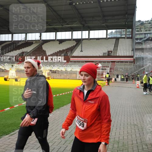 07.12.2025 - St. Pauli X-Mass-Run No. 15 Fabian Wolf http://msf.ph/oto/9397385 07.12.2025 10:44:42 Ziel 2321, 2325, 3132 meine-sportfotos.de