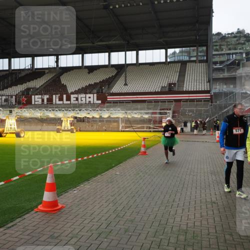 07.12.2025 - St. Pauli X-Mass-Run No. 15 Fabian Wolf http://msf.ph/oto/9397403 07.12.2025 10:44:56 Ziel 86, 2058, 4876 meine-sportfotos.de