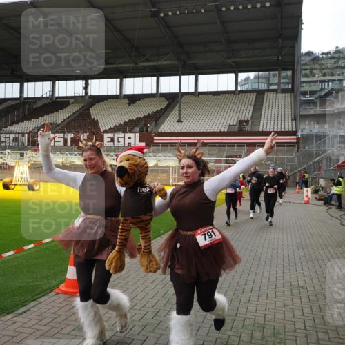 07.12.2025 - St. Pauli X-Mass-Run No. 15 Fabian Wolf http://msf.ph/oto/9397420 07.12.2025 10:45:06 Ziel 86, 631, 636, 791, 793, 1415, 1419, 1546, 2158, 2524, 2525, 4876 meine-sportfotos.de