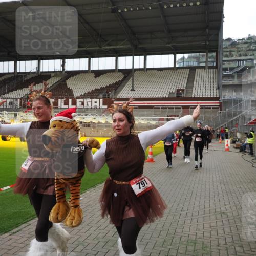 07.12.2025 - St. Pauli X-Mass-Run No. 15 Fabian Wolf http://msf.ph/oto/9397421 07.12.2025 10:45:06 Ziel 86, 631, 636, 791, 793, 1415, 1419, 1546, 2158, 2524, 2525, 4876 meine-sportfotos.de