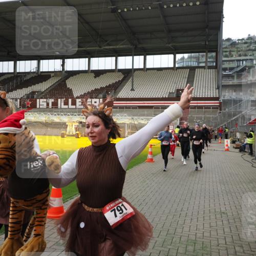 07.12.2025 - St. Pauli X-Mass-Run No. 15 Fabian Wolf http://msf.ph/oto/9397422 07.12.2025 10:45:06 Ziel 86, 631, 636, 791, 793, 1415, 1419, 1546, 2158, 2524, 2525, 4876 meine-sportfotos.de