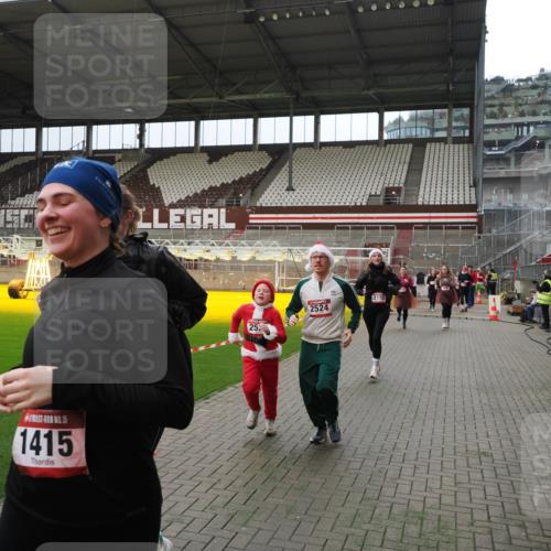 07.12.2025 - St. Pauli X-Mass-Run No. 15 Fabian Wolf http://msf.ph/oto/9397426 07.12.2025 10:45:10 Ziel 631, 636, 791, 793, 1245, 1415, 1419, 1546, 2086, 2158, 2524, 2525, 3350, 4876 meine-sportfotos.de