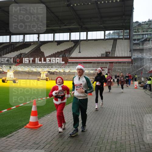07.12.2025 - St. Pauli X-Mass-Run No. 15 Fabian Wolf http://msf.ph/oto/9397428 07.12.2025 10:45:10 Ziel 631, 636, 791, 793, 1245, 1415, 1419, 1546, 2086, 2158, 2524, 2525, 3350, 4876 meine-sportfotos.de