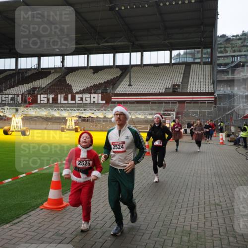 07.12.2025 - St. Pauli X-Mass-Run No. 15 Fabian Wolf http://msf.ph/oto/9397429 07.12.2025 10:45:10 Ziel 631, 636, 791, 793, 1245, 1415, 1419, 1546, 2086, 2158, 2524, 2525, 3350, 4876 meine-sportfotos.de