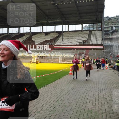 07.12.2025 - St. Pauli X-Mass-Run No. 15 Fabian Wolf http://msf.ph/oto/9397437 07.12.2025 10:45:12 Ziel 631, 636, 791, 793, 1245, 1415, 1419, 1546, 2086, 2158, 2524, 2525, 3350 meine-sportfotos.de