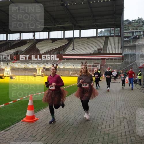 07.12.2025 - St. Pauli X-Mass-Run No. 15 Fabian Wolf http://msf.ph/oto/9397440 07.12.2025 10:45:14 Ziel 82, 631, 636, 791, 793, 1245, 1415, 1419, 1546, 2086, 2158, 2220, 2524, 2525, 3350 meine-sportfotos.de