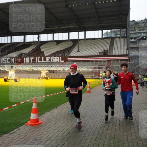 07.12.2025 - St. Pauli X-Mass-Run No. 15 Fabian Wolf http://msf.ph/oto/9397446 07.12.2025 10:45:17 Ziel 82, 401, 430, 467, 631, 636, 791, 793, 1096, 1245, 1415, 1419, 1546, 2086, 2158, 2220, 2355, 2356, 2524, 2525, 2926, 2934, 3350 meine-sportfotos.de
