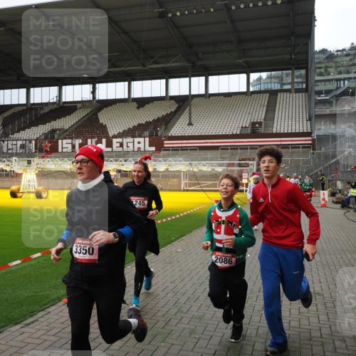 07.12.2025 - St. Pauli X-Mass-Run No. 15 Fabian Wolf http://msf.ph/oto/9397449 07.12.2025 10:45:17 Ziel 82, 401, 430, 467, 631, 636, 791, 793, 1096, 1245, 1415, 1419, 1546, 2086, 2158, 2220, 2355, 2356, 2524, 2525, 2926, 2934, 3350 meine-sportfotos.de