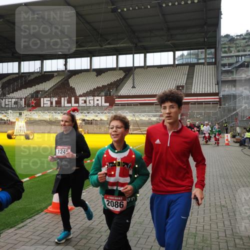07.12.2025 - St. Pauli X-Mass-Run No. 15 Fabian Wolf http://msf.ph/oto/9397451 07.12.2025 10:45:18 Ziel 82, 401, 430, 467, 631, 636, 793, 1096, 1245, 1415, 1419, 1546, 2086, 2158, 2220, 2355, 2356, 2524, 2525, 2926, 2934, 3350 meine-sportfotos.de