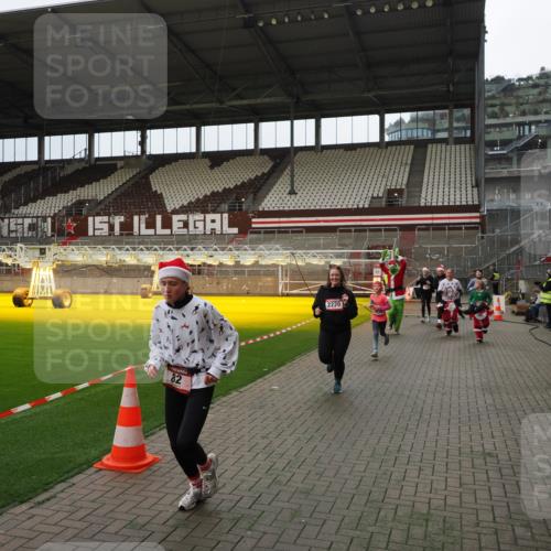 07.12.2025 - St. Pauli X-Mass-Run No. 15 Fabian Wolf http://msf.ph/oto/9397457 07.12.2025 10:45:20 Ziel 82, 401, 430, 467, 631, 636, 1096, 1245, 1415, 1419, 1546, 2086, 2158, 2220, 2355, 2356, 2524, 2525, 2535, 2926, 2934, 3350 meine-sportfotos.de