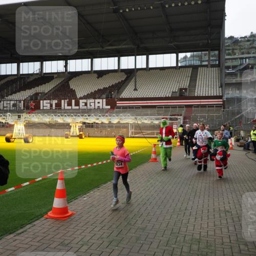 07.12.2025 - St. Pauli X-Mass-Run No. 15 Fabian Wolf http://msf.ph/oto/9397466 07.12.2025 10:45:22 Ziel 82, 401, 430, 467, 631, 636, 1096, 1245, 2086, 2158, 2220, 2355, 2356, 2524, 2525, 2535, 2926, 2934, 3350 meine-sportfotos.de