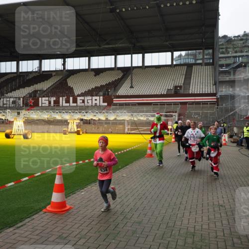 07.12.2025 - St. Pauli X-Mass-Run No. 15 Fabian Wolf http://msf.ph/oto/9397467 07.12.2025 10:45:22 Ziel 82, 401, 430, 467, 631, 636, 1096, 1245, 2086, 2158, 2220, 2355, 2356, 2524, 2525, 2535, 2926, 2934, 3350 meine-sportfotos.de