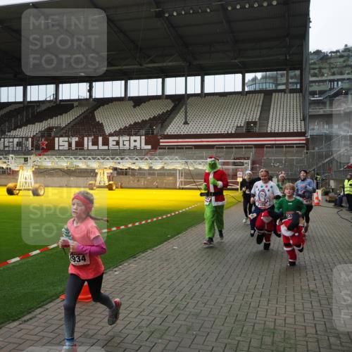 07.12.2025 - St. Pauli X-Mass-Run No. 15 Fabian Wolf http://msf.ph/oto/9397469 07.12.2025 10:45:22 Ziel 82, 401, 430, 467, 631, 636, 1096, 1245, 2086, 2158, 2220, 2355, 2356, 2524, 2525, 2535, 2926, 2934, 3350 meine-sportfotos.de